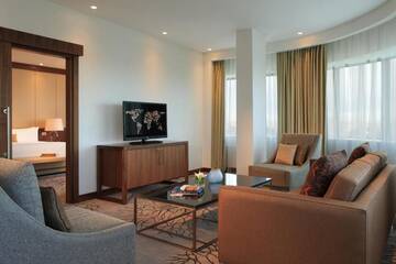 Угловой люкс в Отеле Renaissance Minsk Hotel
